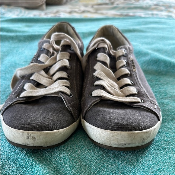 Taos Footwear Gray Athletic Shoes - Picture 5 of 7